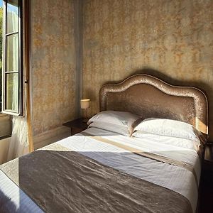 Camera media con letto king size